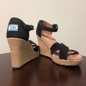 Tom’s black wedges